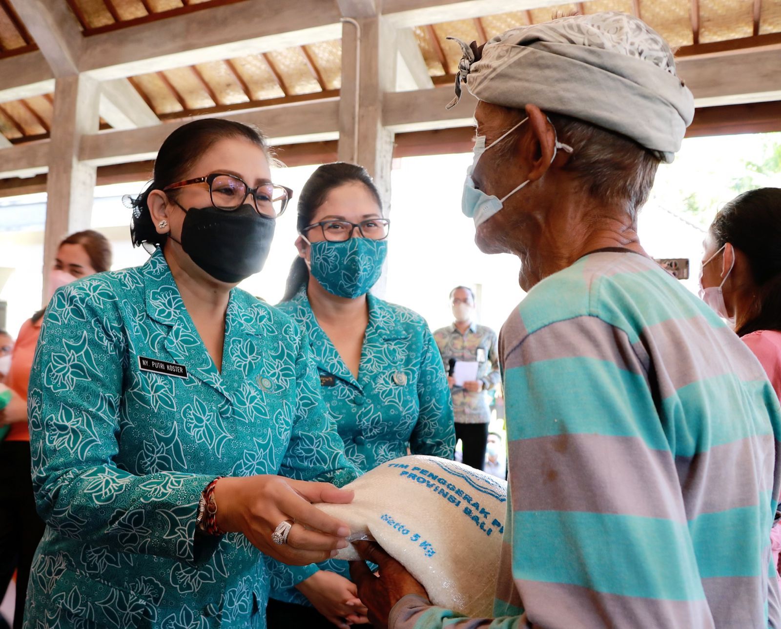 podiumnews.com-PKK Bali Menyapa dan Berbagi dengan Masyarakat Tabanan